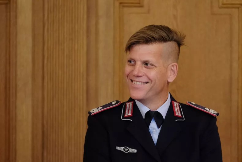 Anastasia Biefang, primeira militar trans alemã, foi julgada devido ao seu perfil numa app de namoro