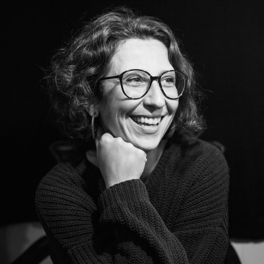 Carolina Santos: Algumas mulheres migrantes chegam quebradas, outras quebram a partir do momento em que&nbsp;chegam