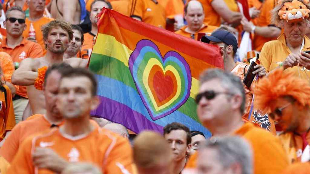Qatar: Reino Unido diz que fãs LGBTI+ devem "respeitar a nação anfitriã" do Mundial de Futebol Masculino