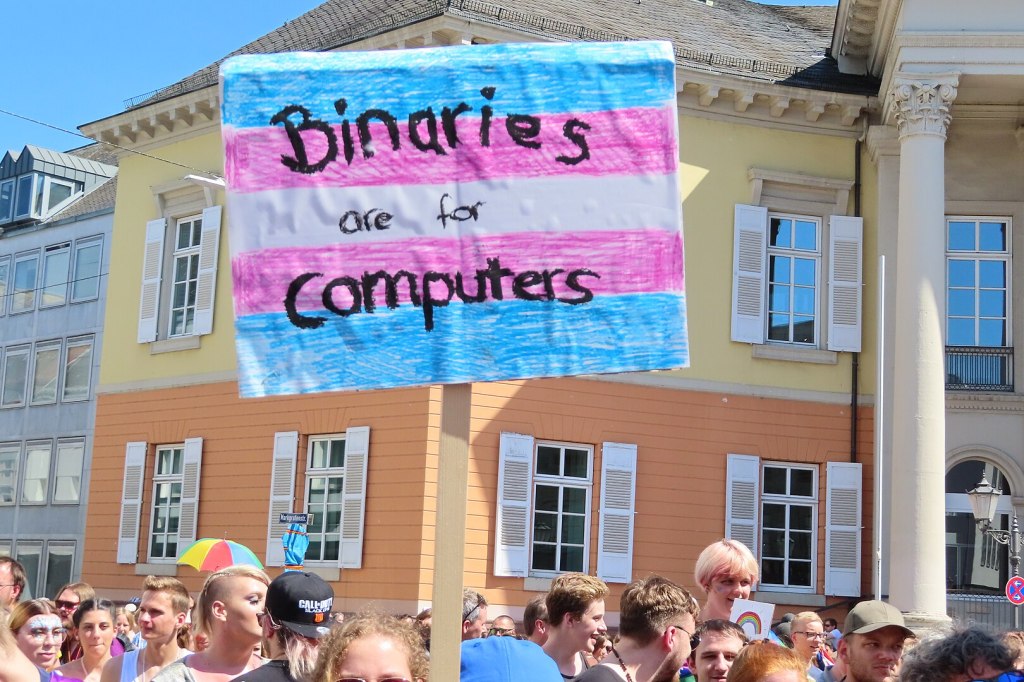 Alemanha aprova Lei de Autodeterminação para Pessoas Trans e Não-Binárias. Pride em Karlsruhe.