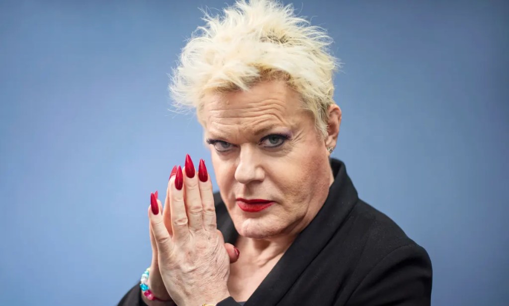 Suzy Eddie Izzard diz que os direitos das pessoas trans e os das mulheres “não devem ser combatidos uns contra os&nbsp;outros”