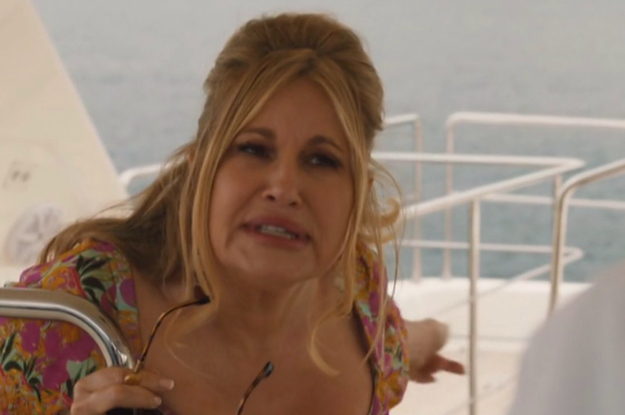 Jennifer Coolidge, estrela de White Lotus, quer ver mais gays vilões na TV
