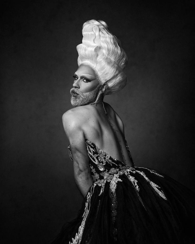 Piche é uma drag queen de origem argelina e cigana que foi expulsa de casa pelo pai quando tinha apenas 13 anos por ser gay. Numa vida de luta contra o preconceito, tornou-se numa dançarina profissional e já pisou os palcos do Ballet National de Marseille, do Opera Grand Avignon, do Folies Bergères e do Paradis Latin. Esta semana esteve no maior palco do mundo na abertura dos Jogos Olímpicos de Paris.