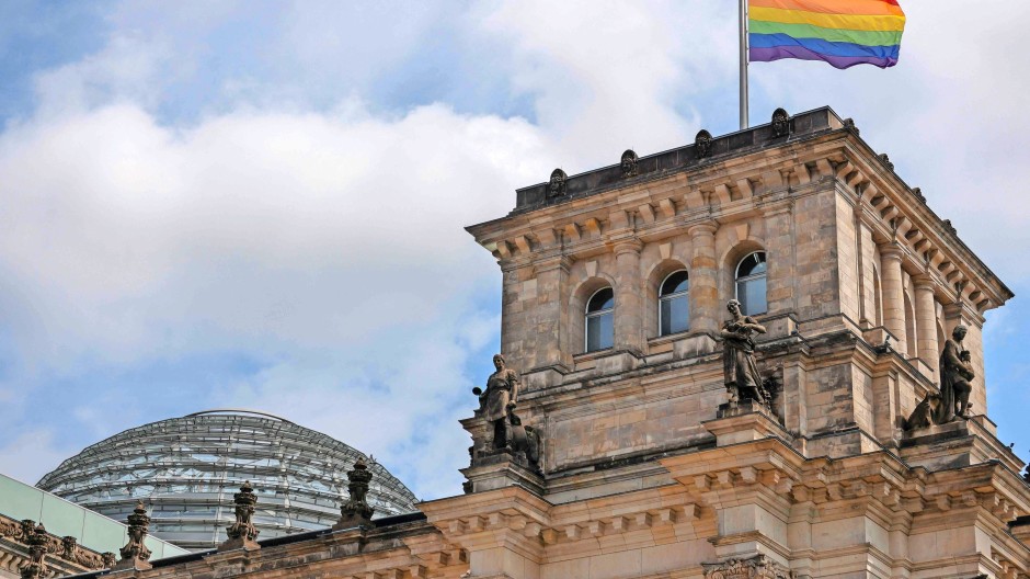 Parlamento alemão hasteia bandeira arco-íris pela primeira&nbsp;vez