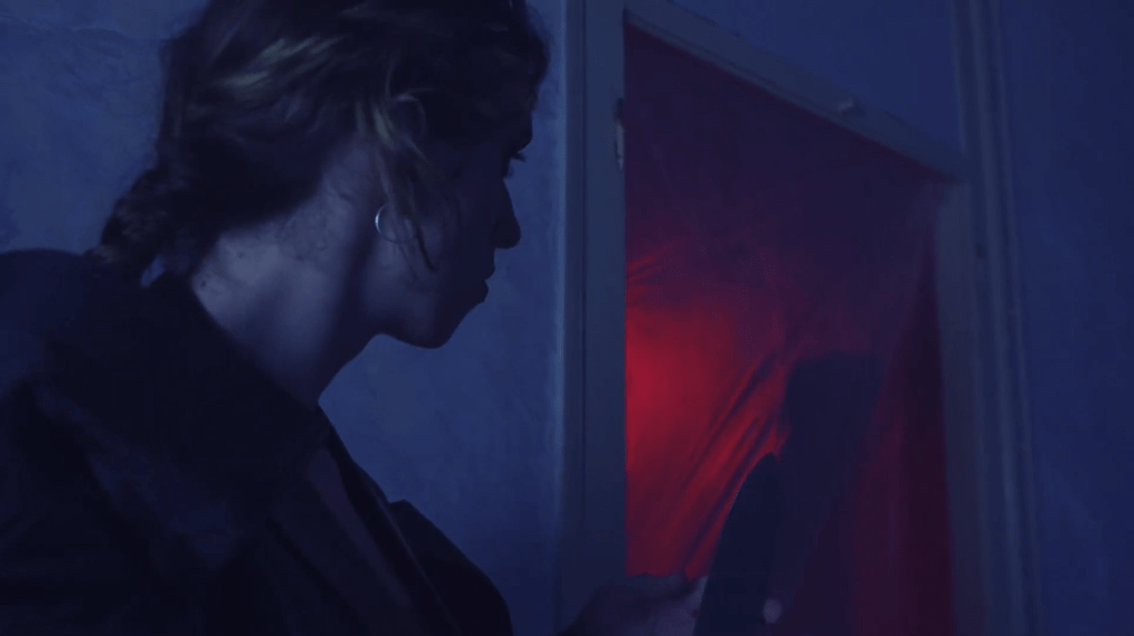 GET THE GUNS OUT, de Aurora e Odete 