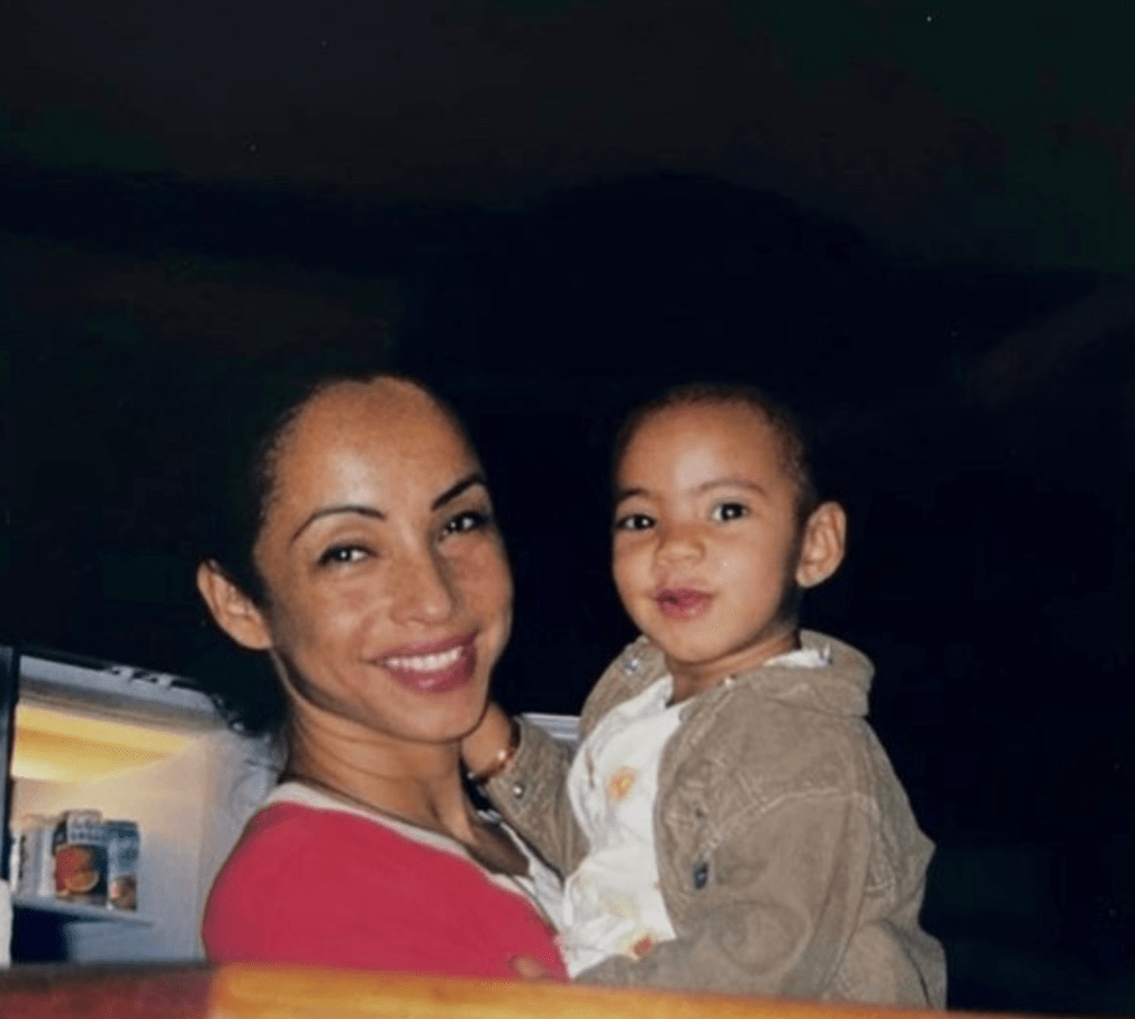 Sade homenageia filho trans, Izaak Theo, com nova música "Young Lion" após seis anos de silêncio