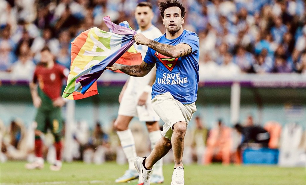 Qatar 2022: Adepto invade campo com bandeira arco-íris no Portugal-Uruguai