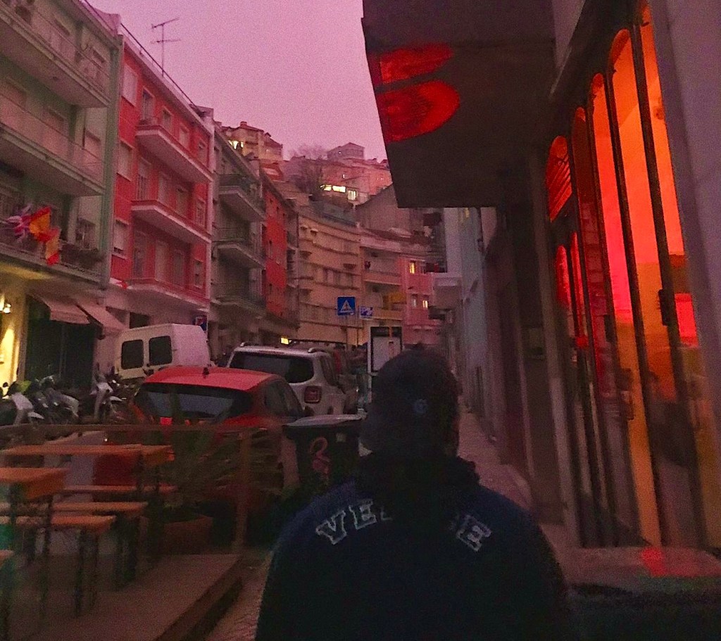 A história de Karim, um homem gay de 24 anos que pediu asilo a Portugal