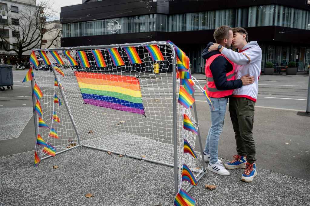 Qatar: Ativistas LGBTI+ manifestam-se com beijos frente ao Museu da FIFA