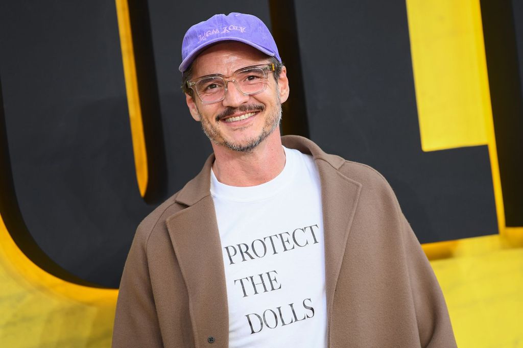 Pedro Pascal veste t-shirt de apoio às mulheres trans: “Protect the Dolls”