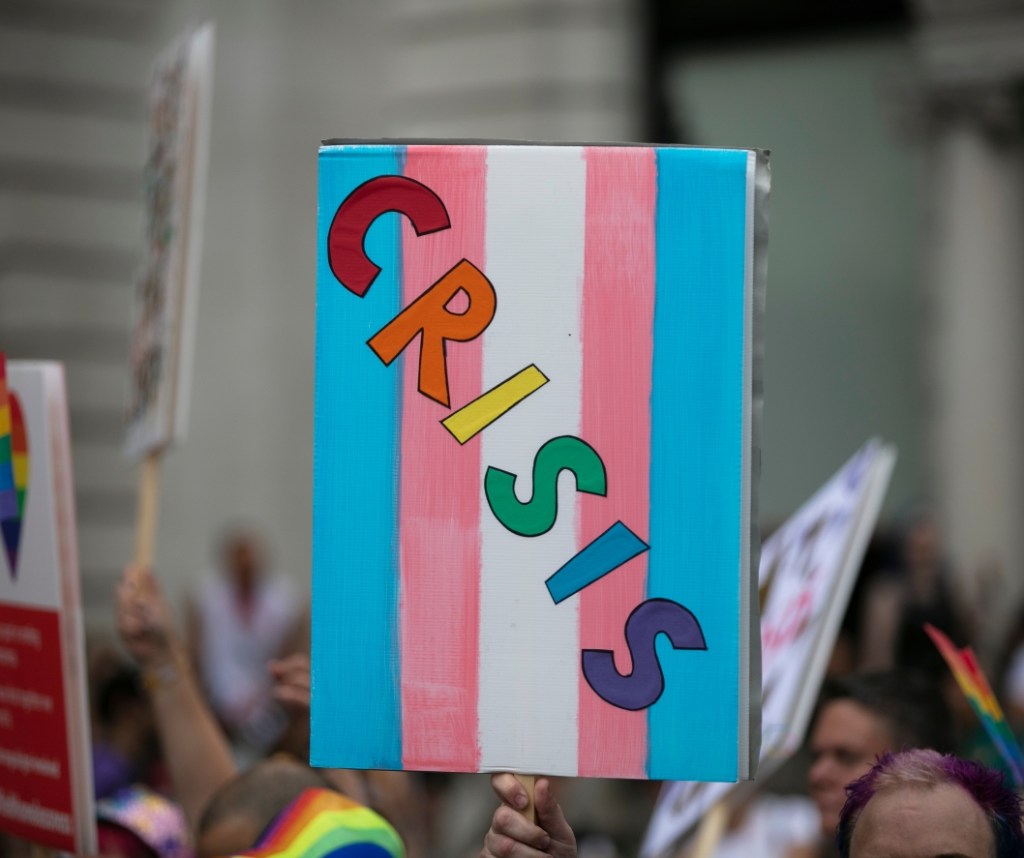 Supremo Tribunal do Reino Unido define "mulher" com base no sexo biológico: que implicações tem para os direitos das pessoas trans?