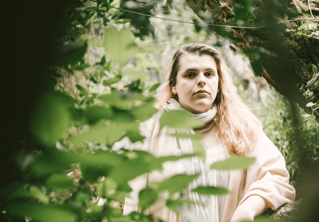 Entrevista a Alice Azevedo: Entre memórias silenciadas e futuros possíveis na peça “Quem cuida do&nbsp;jardim”