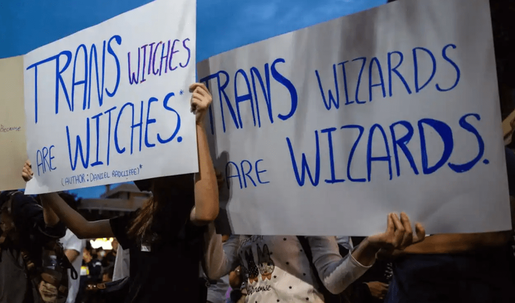 J.K. Rowling usa fortuna de Harry Potter para financiar organização transfóbica.

Manifestantes com cartazes após comentários transfóbicos de J.K. Rowling frente a um comício temático de Harry Potter em Bangkok, Tailândia, 2020.