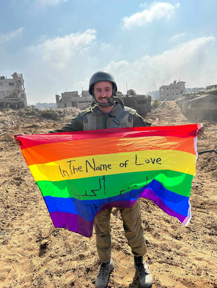 Soldado israelita com bandeira do Orgulho LGBTQ+ em Gaza