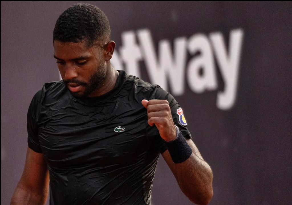 Brasileiro João Lucas Reis da Silva é o único tenista masculino profissional LGBTQ+, está a subir no ranking e a mudar o&nbsp;jogo