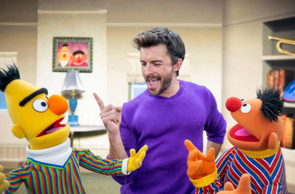 Jonathan Bailey encontra Elmo, Egas e Becas… e a Rua Sésamo volta a ser queer sem o&nbsp;admitir
