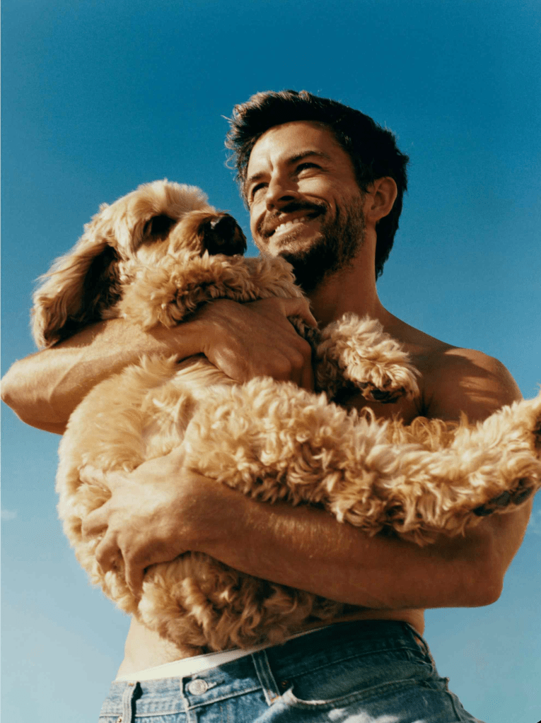 “É completamente absurdo”: Jonathan Bailey faz história como o primeiro homem gay eleito o mais sexy do mundo