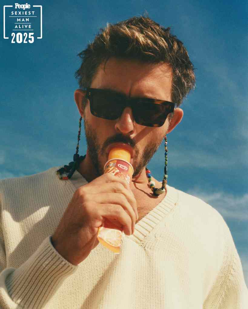 “É completamente absurdo”: Jonathan Bailey faz história como o primeiro homem gay eleito o mais sexy do mundo