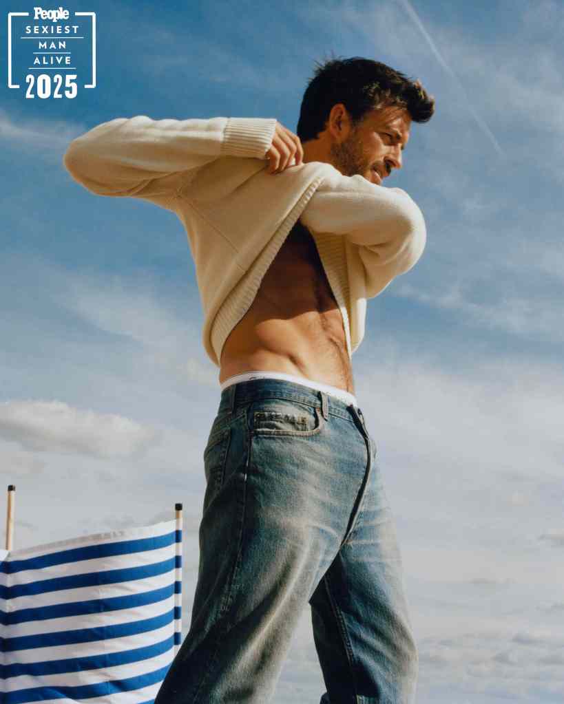 “É completamente absurdo”: Jonathan Bailey faz história como o primeiro homem gay eleito o mais sexy do mundo