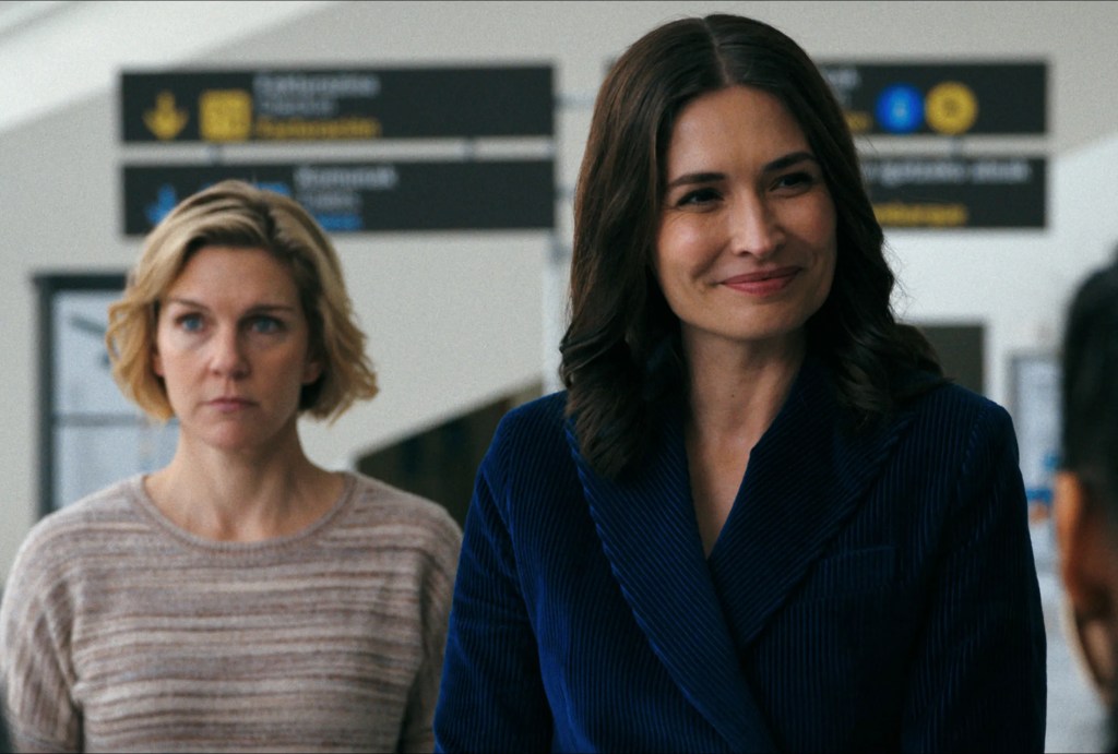 Carol e Zosia (Karolina Wydra), indivíduo de proximidade da nova sociedade em Pluribus.