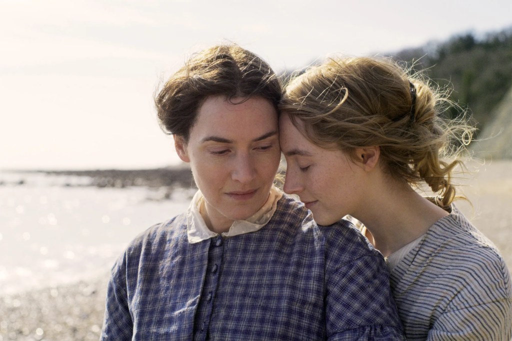 Kate Winslet e Saoirse Ronan em Ammonite (2020).