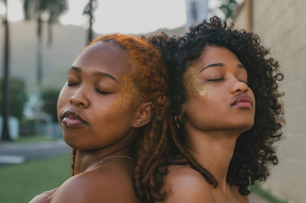 Uganda: Wendy e Diana enfrentam prisão perpétua pela troca de um&nbsp;beijo