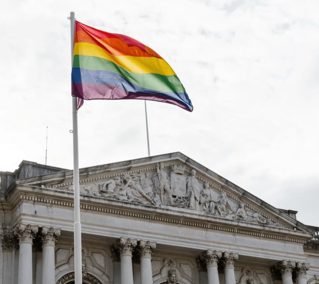 Bandeira LGBTQIA+ em Lisboa: confusão expõe incoerências de Carlos Moedas sobre lei que ainda nem entrou em vigor