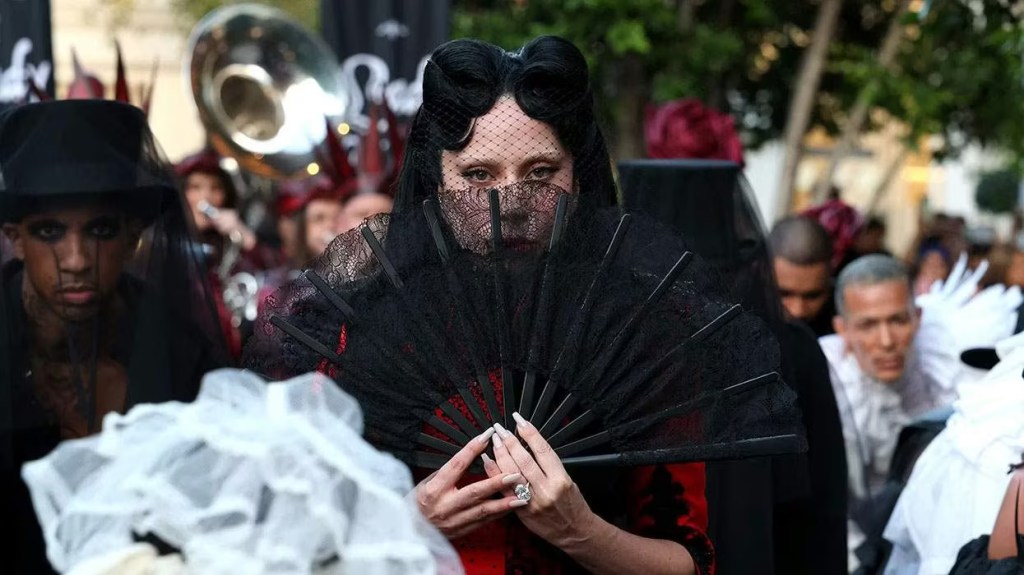 Lady Gaga transforma fim em recomeço com ‘Mayhem Requiem’: “Podes reescrever a tua&nbsp;história”