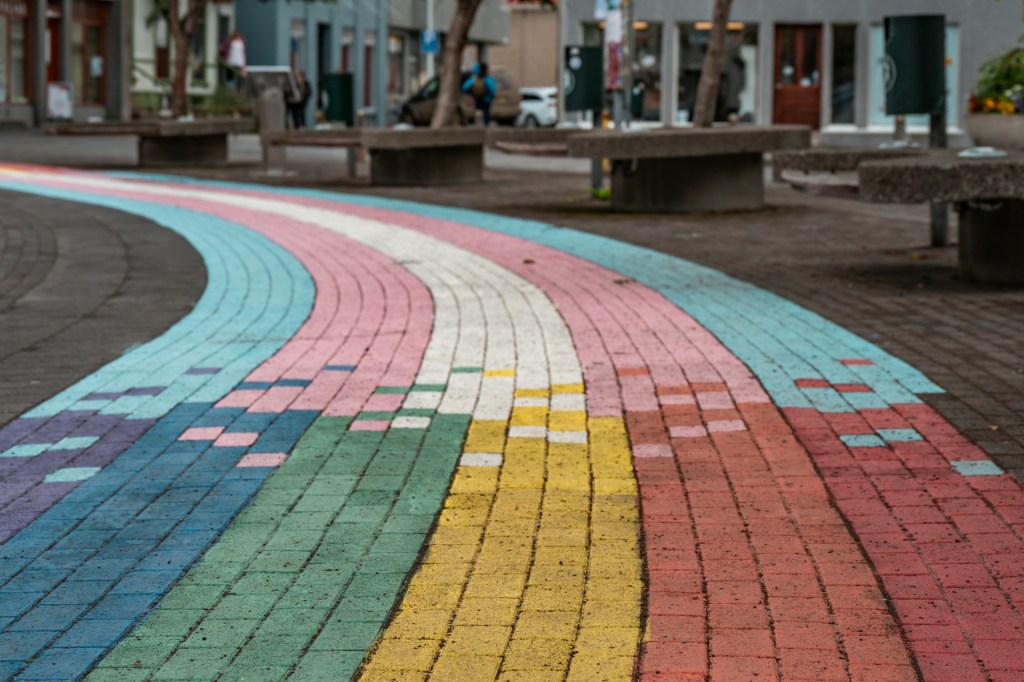 Entre médicos católicos e associações LGBTI+: quem vai ouvir o Parlamento sobre a lei da identidade de&nbsp;género?