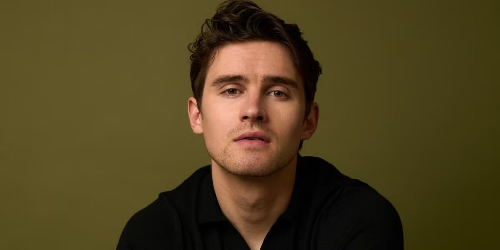 Michael Johnston: da representação queer em “Teen Wolf” ao fenómeno de terror “Obsession – A Felicidade é&nbsp;Relativa”