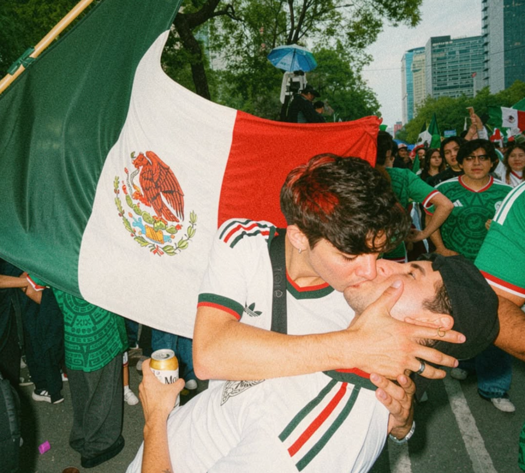 Muito mais do que um beijo do Mundial de Futebol: a fotografia que mostrou um México mais&nbsp;Orgulhoso
