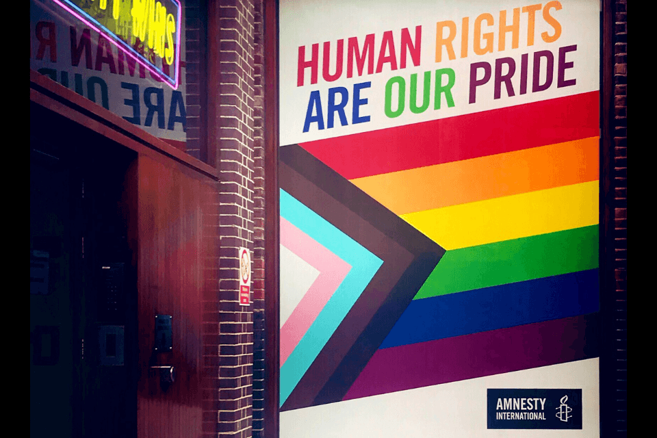Como cresce o movimento anti-direitos? Amnistia Internacional revela expansão de organizações contra os direitos das mulheres e das pessoas&nbsp;LGBTI+