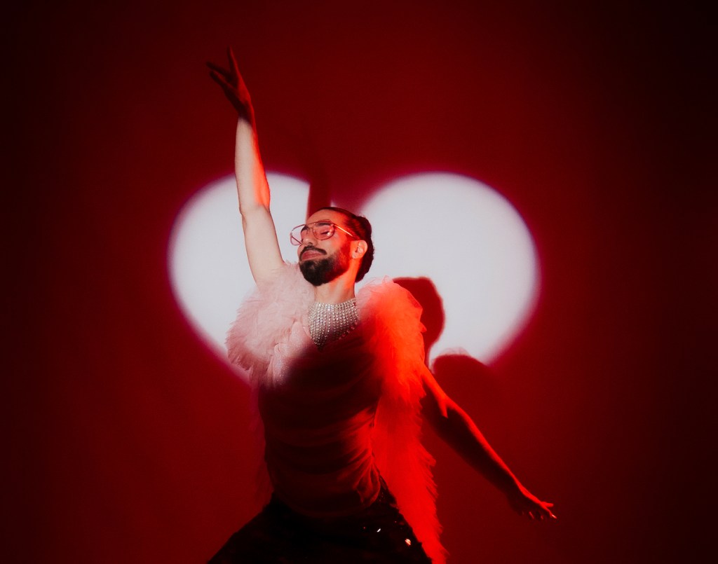 Ikki Galaxy estreia-se com «Aphrodite»: disco-pop queer entre amor, autenticidade e pista de&nbsp;dança