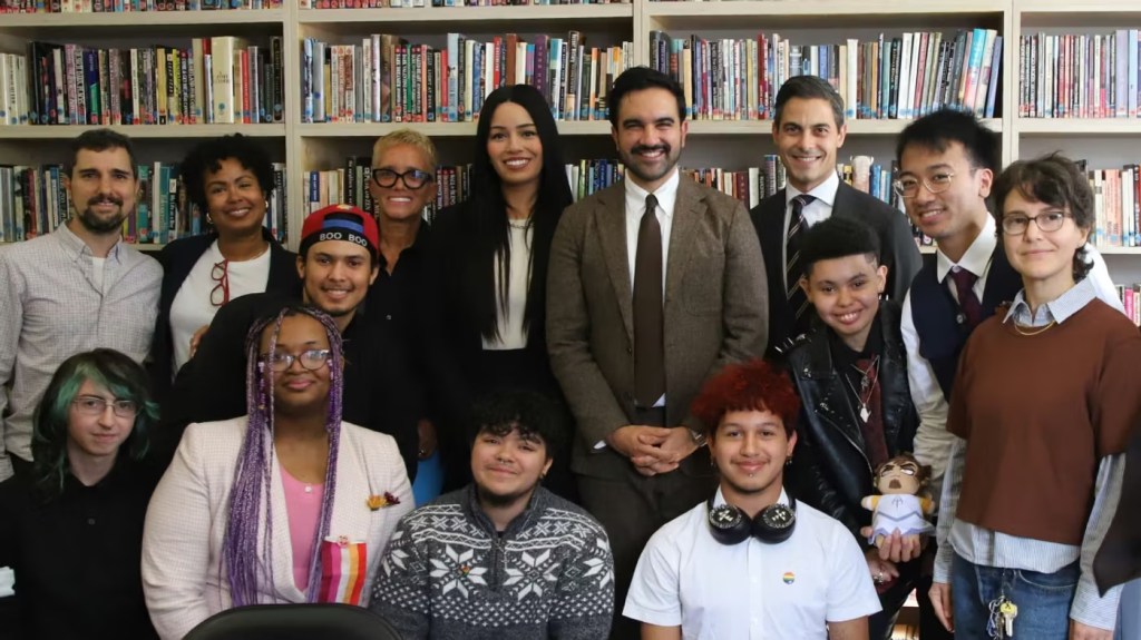 Rob Jetten e Zohran Mamdani visitam arquivo LGBTI+ em Nova Iorque e destacam importância da memória queer