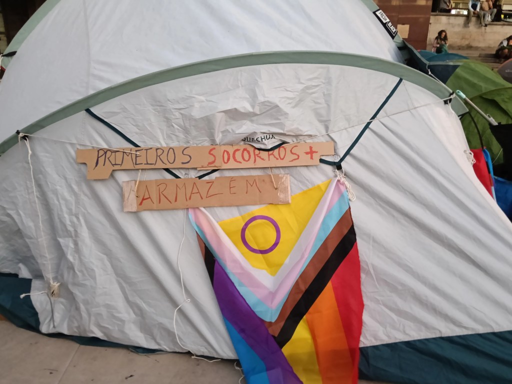 A luta pela habitação também é LGBTI+: porque é que os direitos não se dividem por bandeiras?

Acampada do Porto '26 (fotografia por JES)