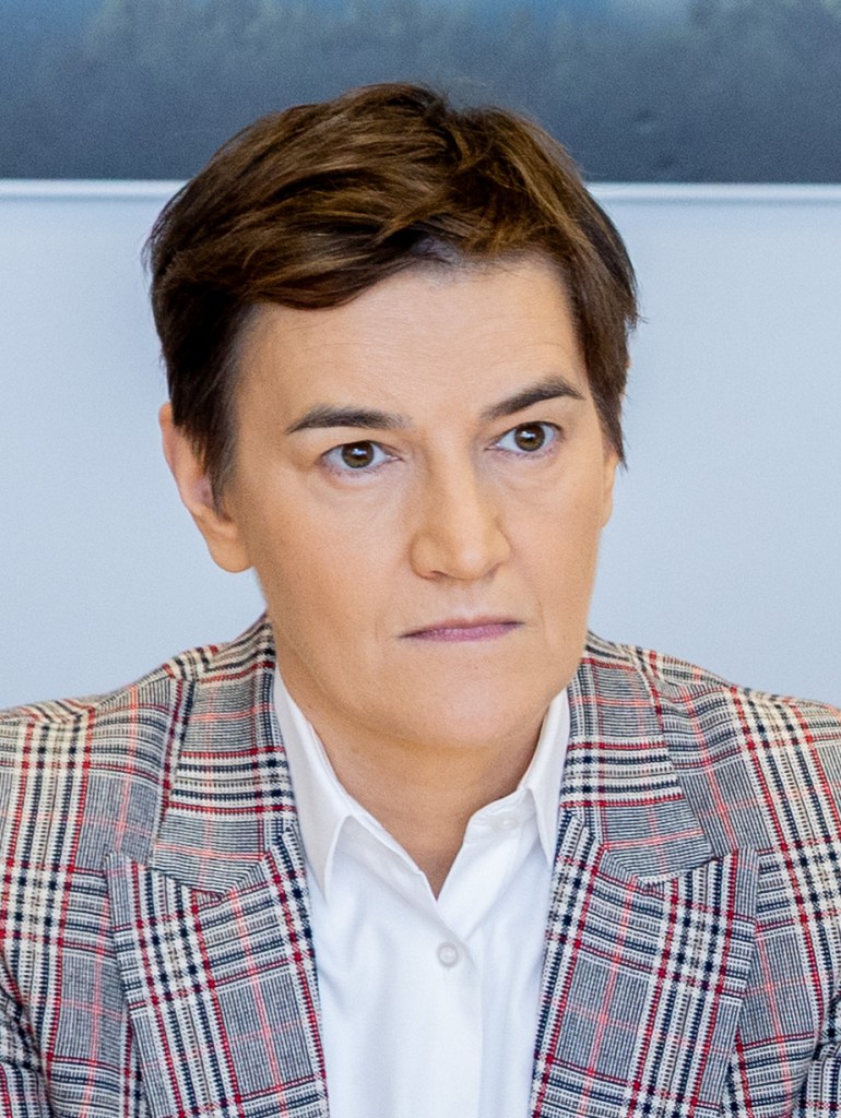 Ana Brnabić faz história na Sérvia ao tornar-se na primeira mulher lésbica a alcançar a presidência, mas representação não é sinónimo de progresso LGBTI+

Fotografia por © European Union, 2026, CC BY 4.0, https://commons.wikimedia.org/w/index.php?curid=186424352